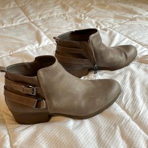 Size 7.5 Lauren Blackwell Tan Booties